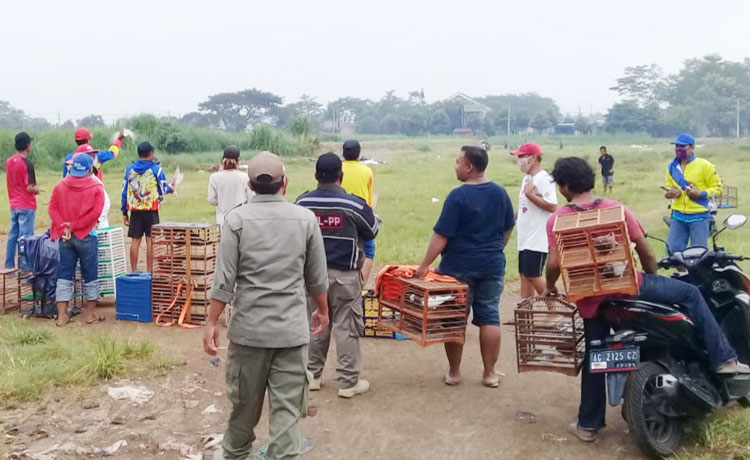 Petugas Satpol PP Kota Kediri saat membubarkan latihan balap merpati di area GOR Jayabaya. 
