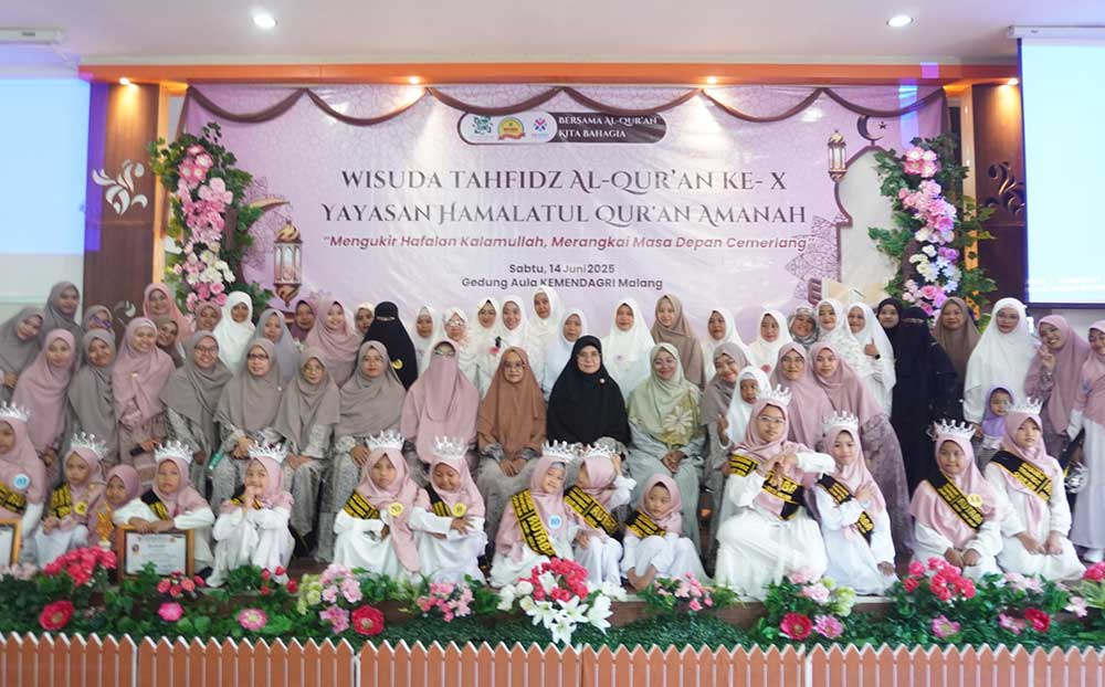 Para santriwati Yayasan Hamalatul Quran Amanah Kota Malang foto bersama usai diwisuda.