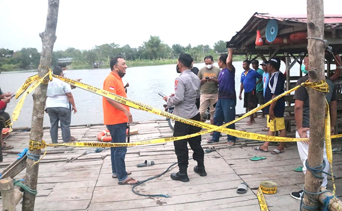 Tim SAR saat melakukan pencarian korban yang tercebur di Sungai Brantas, Iswahyudi.