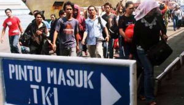 Kedua pelaku ranmor yang ditembak bersama barang bukti. foto: ekoyono/ BANGSAONLINE