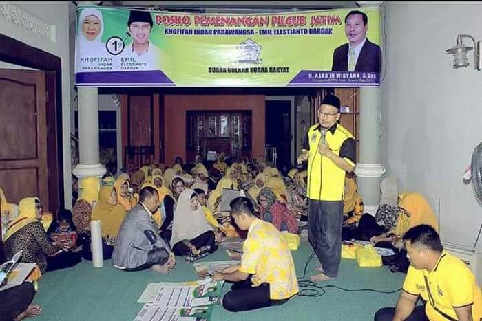 Ketua Golkar Gresik H. Ahmad Nurhamim memberikan arahan kepada Kordes di wilayah Dukun. foto: SYUHUD/ BANGSAONLINE