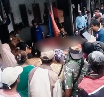 Tangkapan layar video viral saat warga menemukan korban yang bersimbah darah usai dibacok oleh tetangga kosnya di Tanah Merah Bangkalan