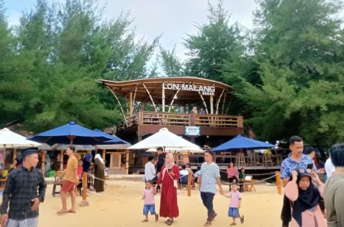 Para pengunjung yang memadati kawasan wisata Pantai Lon Malang Sampang