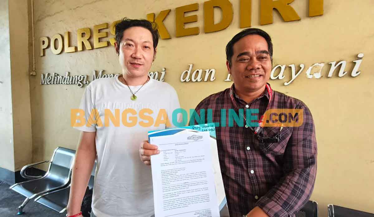 Akson Nul Huda (kanan) penasihat hukum Cafe AR KTV, bersama kliennya, Dicky Soeharto. Foto: MUJI HARJITA/BANGSAONLINE