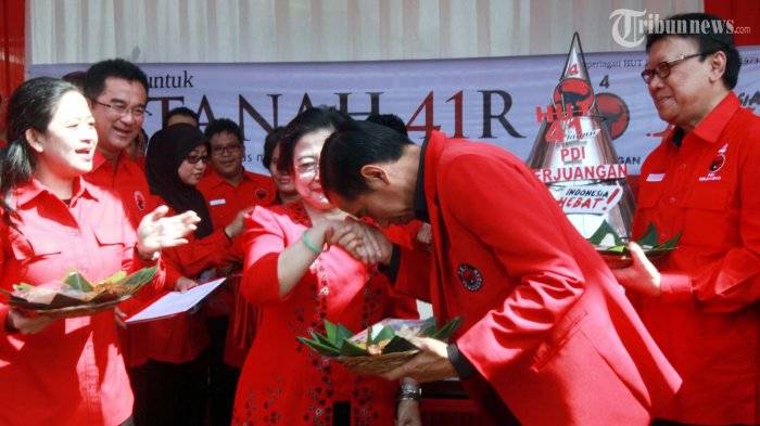 Jokowi cium tangan Megawati dalam acara PDIP. Foto: tribunnews.com