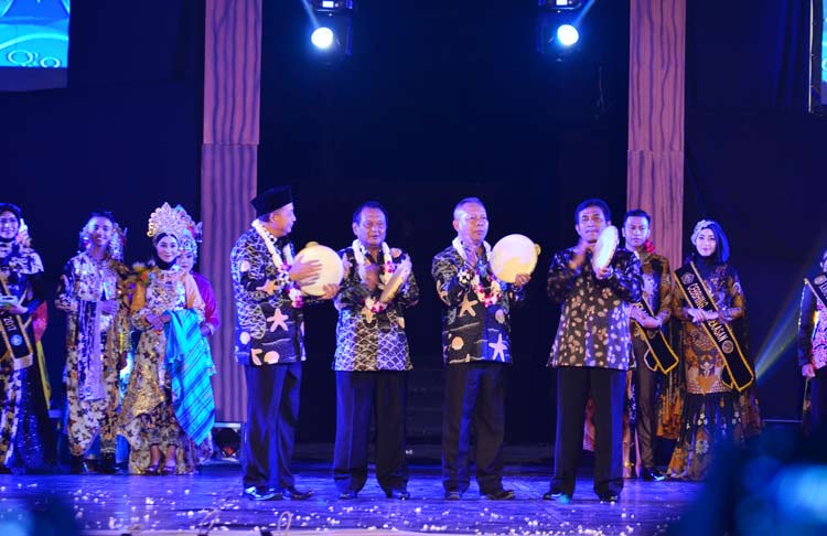 Pembukaan FKPU dengan pemukulan rebana.