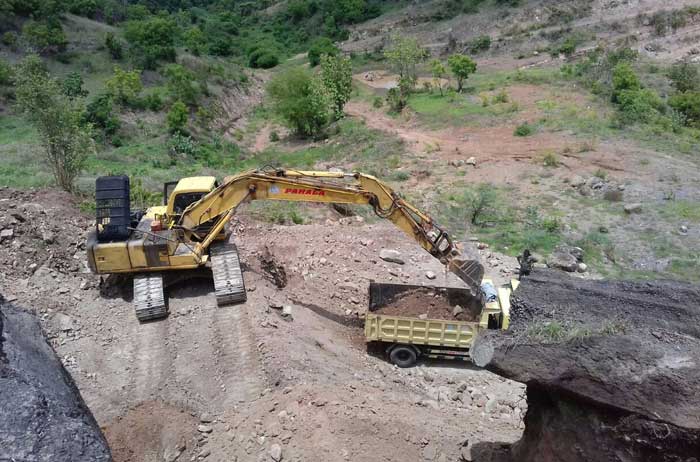 Tampak aktivitas pertambangan di Jalan Tembus Desa Kotakan Kecamatan Situbondo.