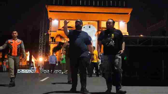 Bupati Kediri Hanindhito Himawan Pramana saat mengecek kesiapan panitia konser di kawasan Monumen SLG. Foto: Ist.