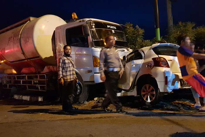 Laka Lantas Truk  Molen  vs Toyota Yaris di Widang Tuban 1 