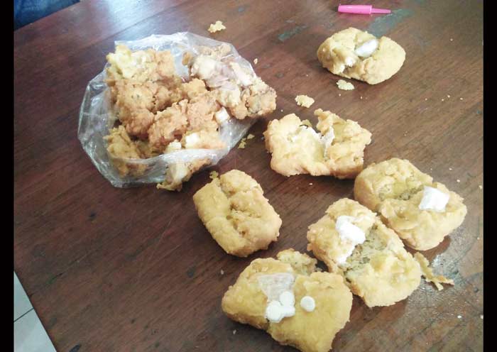 Tahu goreng yang dipakai untuk menyelundupkan pil Dobel L oleh istri tahanan saat besuk. 

