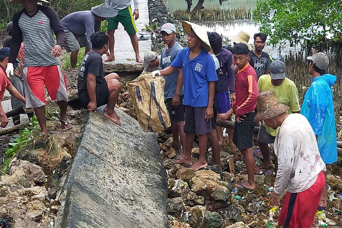 Warga saat gotong royong lakukan perbaikan jalan cor akses menuju Dusun Gili Barat-Desa Dekatagung, Kecamatan Sangkapura yang terputus. Foto:ist.