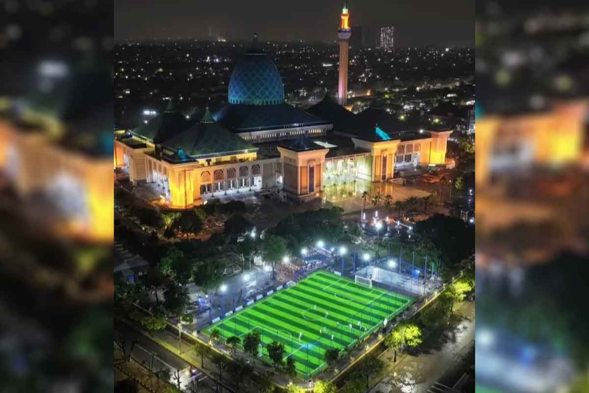 Masjid Al Akbar Surabaya dengan lapangan Mini Soccer yang berada di sisi timur masjid. Menjadi pusat dakwah dan olahraga kekinian. Foto: Ist.