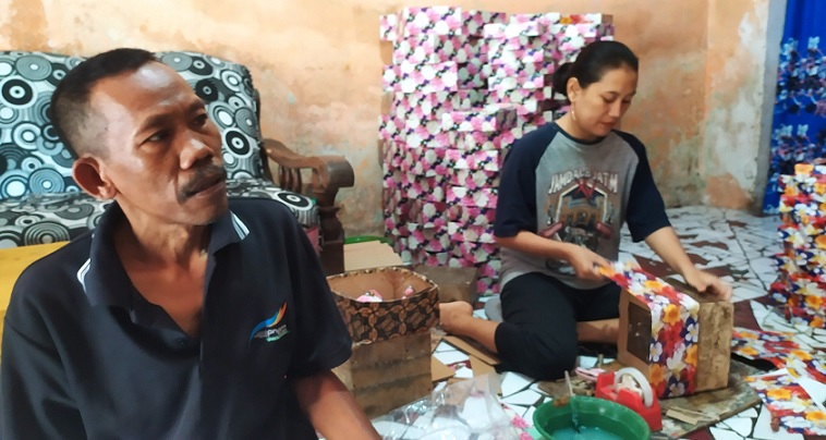Sulkan saat ditemui di rumahnya di sela-sela mengerjakan pesanan kotak hantaran.