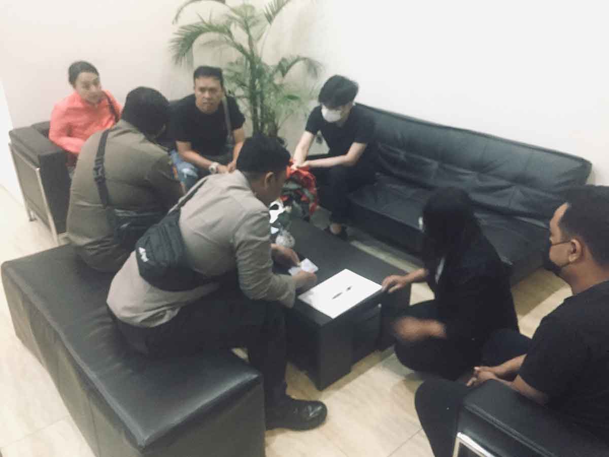  Beberapa pasangan yang bukan Pasutri di periksa didata oleh petugas gabungan dari Polsek Dukuh Pakis dan Satpol PP Kecamatan Dukuh Pakis, Senin (13/2/2023)