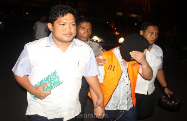 Setelah ditetapkan jadi tersangka AMR, Sekretaris Badan Pengawas Pemilu (Bawaslu) Jawa Timur, jadi tahanan Reskrimus Polda. (foto: suarasurabaya)