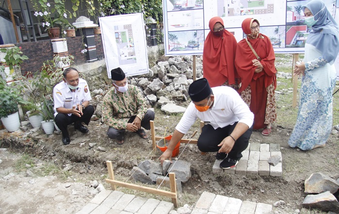 Bupati Ony saat melakukan peletakan batu pertama pembangunan TK ABA.