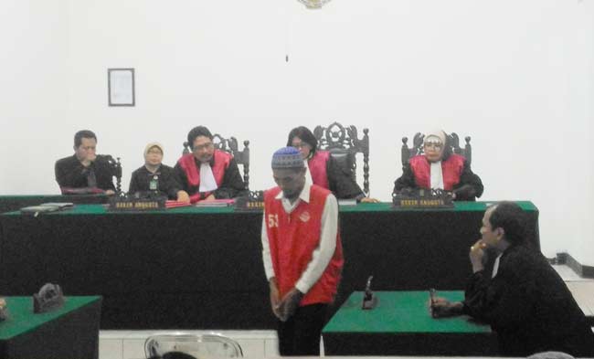 Terdakwa Joko Rukriyono, usai meminta pertimbangan banding kepada penasehat hukum dalam persidangan. foto: NANANG ICHWAN/ BANGSAONLINE