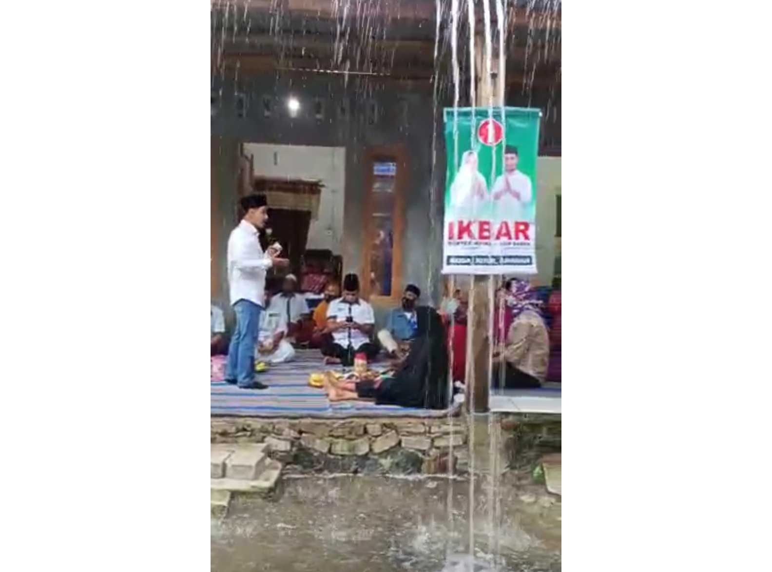 Nampak di tengah guyuran hujan lebat, Gus Barra masih antusias menyampaikan programnya.