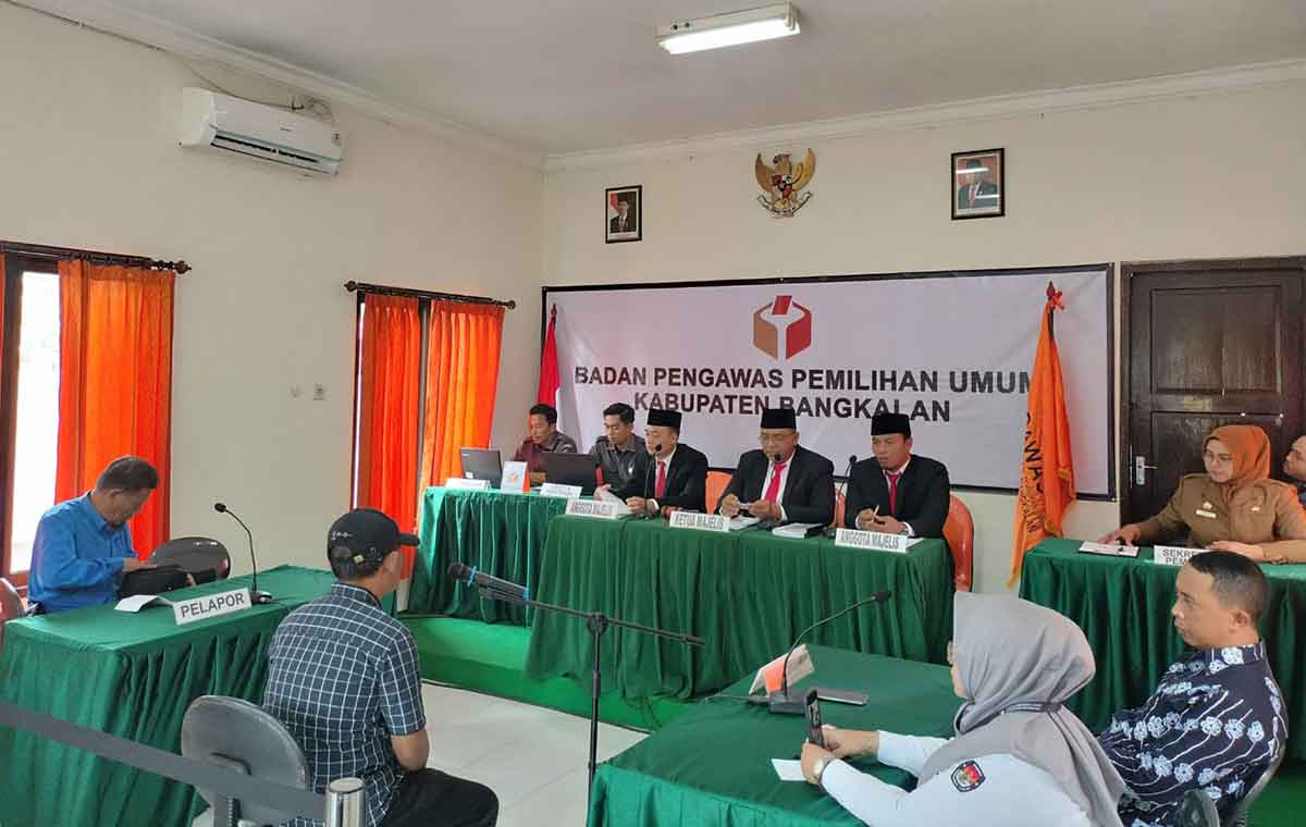 Bawaslu Bangkalan saat menggelar sidang pembuktian.