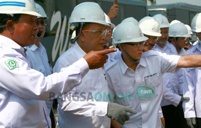 Menristekdikti Muhammad Nasir saat melihat proses penarikan kapal dengan rubber airbag di galangan PT. Marina Indonesia Shipyard. foto: SYUHUD/ BANGSAONLINE