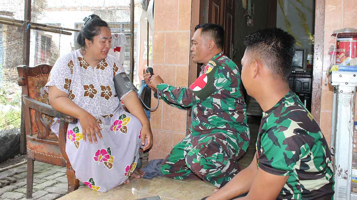 Satgas TMMD Sidoarjo saat menggelar pengobatan gratis untuk warga di Desa Kedondong, Kecamatan Tulangan.