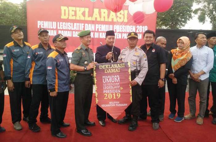 Pelepasan balon menandai dimulainya deklarasi damai Pilres dan Pileg tahun 2019 di Pandaan, Rabu pagi. foto: andy fachrudin/ bangsaonline
