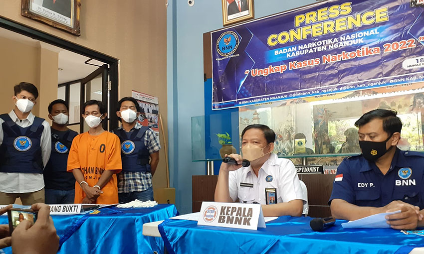 Kepala BNNK Nganjuk, AKBP Bambang Sugiharto, saat konferensi pers ungkap kasus jaringan Narkotika Luar Negeri. Foto: BAMBANG DWI JULIANTO/ BANGSAONLINE