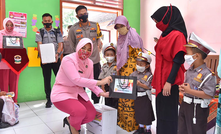 Ketua Bhayangkari Lamongan, Ayu Harun saat menyerahkan hadiah. (foto: ist).