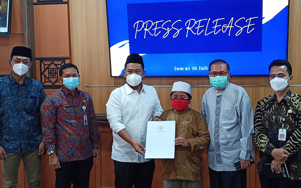 Bupati Gus Yani saat memberikan beasiswa kepada Akhmad Fahrur Rozi secara simbolis. foto: SYUHUD/ BANGSAONLINE