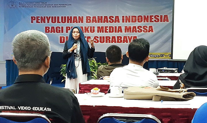 PEMATERI: Suasana acara Penyuluhan Bahasa Indonesia bagi Pelaku Media Massa yang digelar Balai Bahasa Jatim, Kamis (19/9). foto: MUSTAIN/ BANGSAONLINE