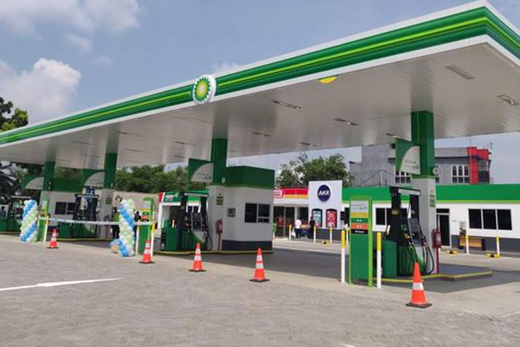 PT AKR Corporindo Tbk melalui anak usaha British Petroleum (BP) menjual BBM melalui Stasiun Pengisian Bahan Bakar Umum (SPBU). Foto : Liputan6.com/Pebrianto Eko Wicaksono