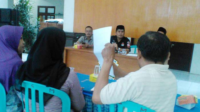 Heru Kuncahyono (tengah) diwaduli permasalahan PPS dan PPDP desa Tiron Harnowo (pegang kertas).