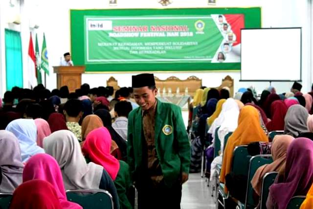 Para peserta tumplek blek di Aula Kampus milik Nahdlatul Ulama (NU) Tuban di Jalan Manunggal ini.