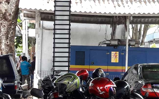 Mesin genset untuk cadangan penggerak listrik kantor Pemkab Gresik yang tidak bisa berfungsi maksimal. foto: syuhud/ BANGSAONLINE