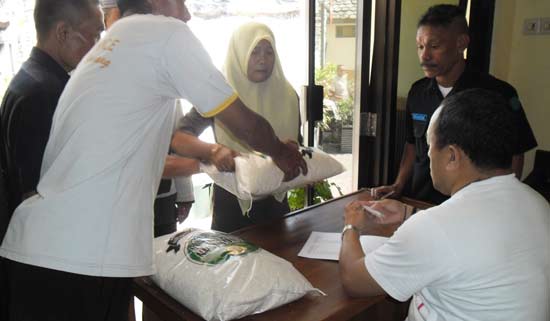 Pengurus Yayasan Mabarrot Sunan Bonang Tuban ketika memberika bingkisan kepada warga. (foto: suwandi/BANGSAONLINE)
