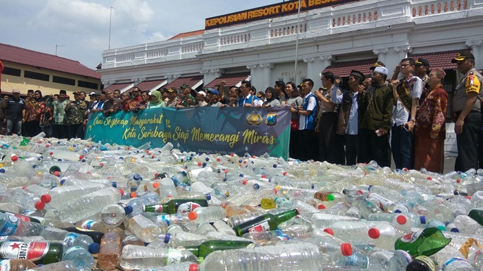 Puluhan ribu botol miras saat akan dimusnahkan.