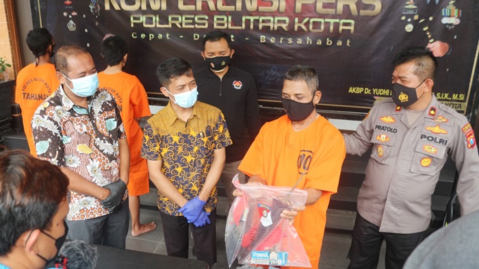Tersangka saat dirilis di Mapolres Blitar Kota.