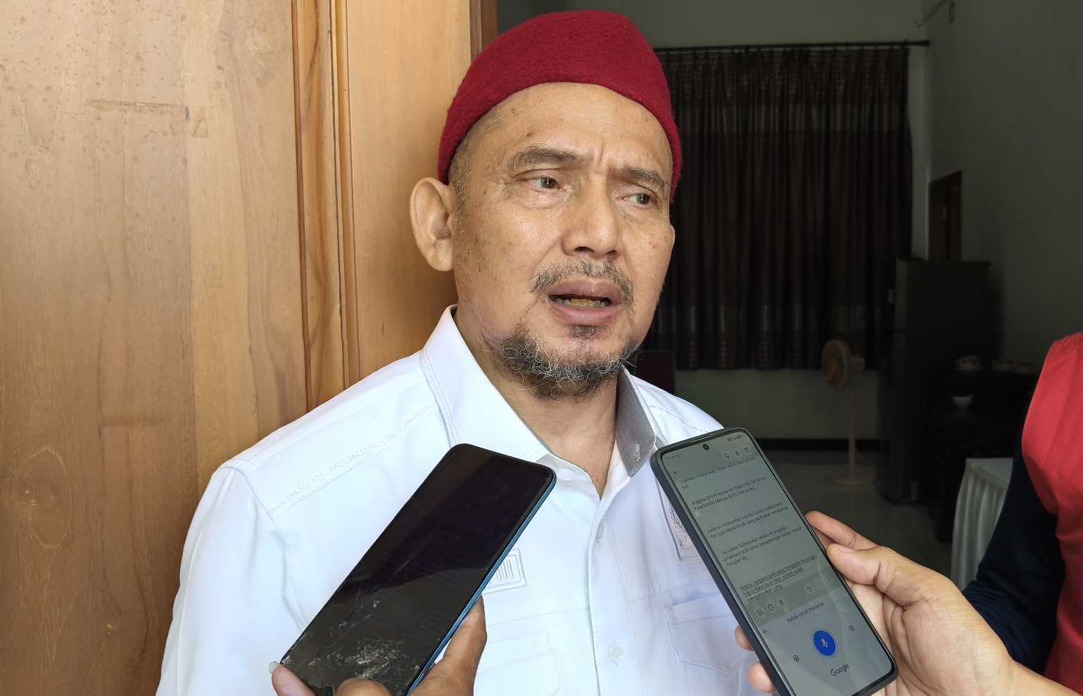 Anggota Komisi VIII DPR RI Fraksi PKB, KH. An’im Falachuddin Mahrus, saat memberi keterangan kepada wartawan. Foto: Muji Harjita/BANGSAONLINE