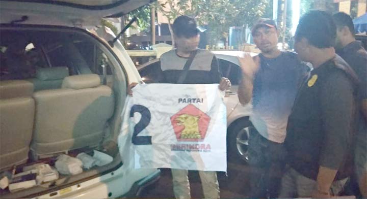 Mobil Kijang Innova yang diamankan petugas dalam penangkapan kader Partai Gerindra di Lamongan. Mobil itu mengangkut uang Rp 1 miliar dan sejumlah atribut partai.