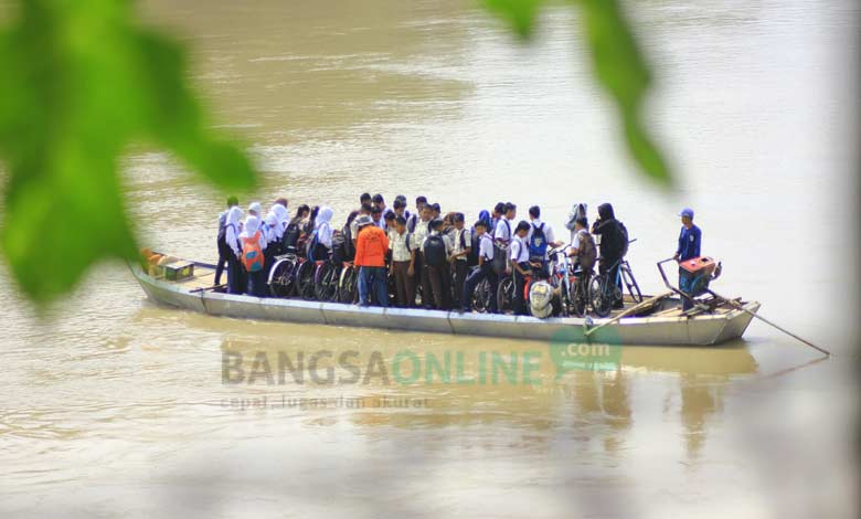 MENANTANG MAUT: Perahu penyeberangan tradisional di TBS Bojonegoro tampak dipenuhi penumpang. Driver perahu mengabaikan peraturan sehingga membahayakan keselamatan para penumpang. foto: eky nurhadi/ BANGSAONLINE