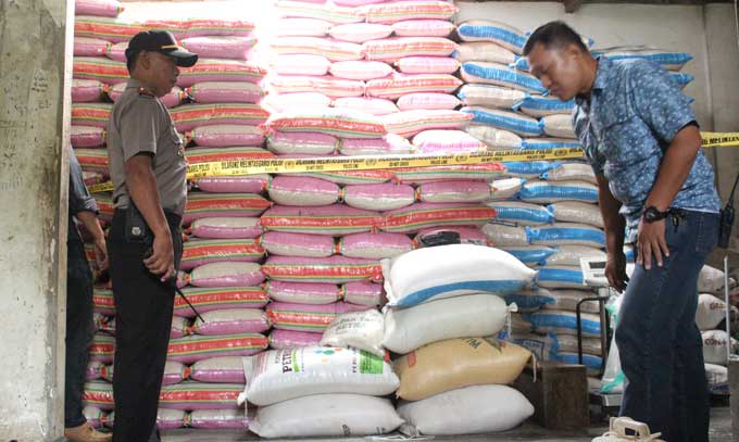 Tumpukan beras berpemutih yang siap diedarkan disita petugas. foto: AKINA/ BANGSAONLINE