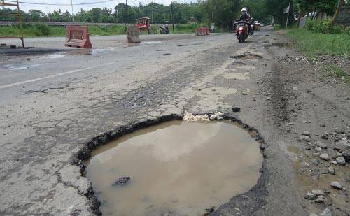 RUSAK. Jalur Ngawi-Bojonegoro menjadi jalur alternatif bagi pemudik dari Jakarta. Namun, di jalur ini terdapat banyak jalan berlubang dan rusak. Foto: Eky Nurhadi/BANGSAONLINE