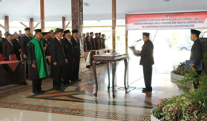Bupati Blitar Rijanto saat memimpin pelantikan 64 pejabat, Selasa (5/11).