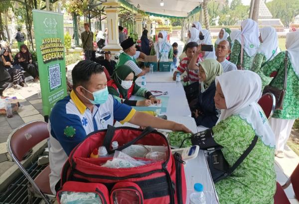 Kegiatan periksa kesehatan gratis dalam rangka peringatan Hari Santri 2024 yang digelar PCNU Kota Surabaya di Tugu Pahlawan