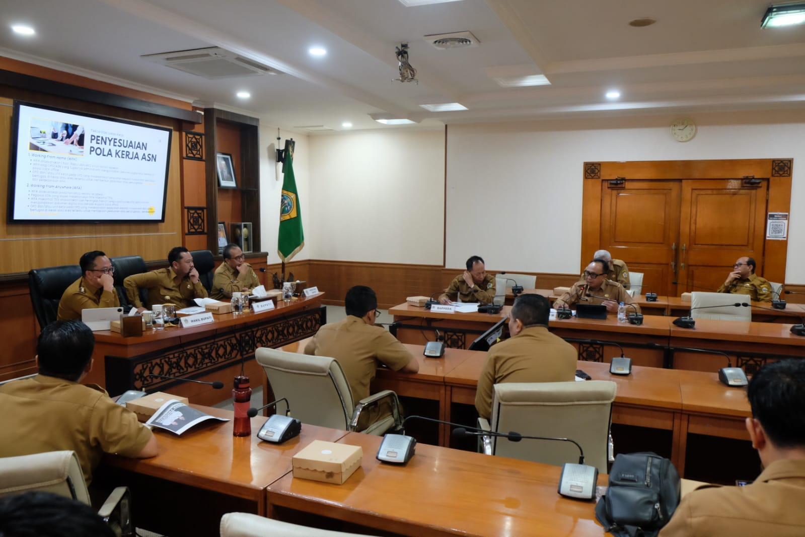 Bupati Fandi Akhmad Yani didampingi Wabup Asluchul Alif dan Sekda Achmad Washil Miftahul Rachman rapat dengan Kepala OPD. foto: ist