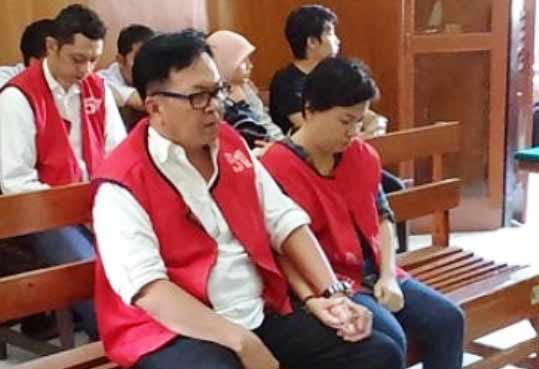 Kedua terdakwa saat duduk di kursi pesakitan.