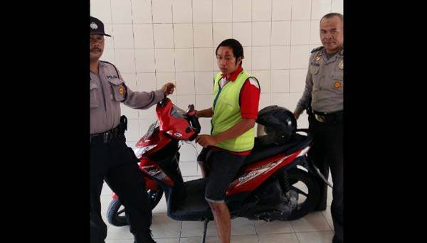 Pelaku saat diamankan di Mapolsek Candi. foto: catur andy/ BANGSAONLINE