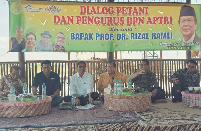 Ekonom Rizal Ramli berdialog dengan pengurus dan petani tebu yang tergabung dalam APTRI di Jombang. foto: Rizal Ramli for BANGSAONLINE