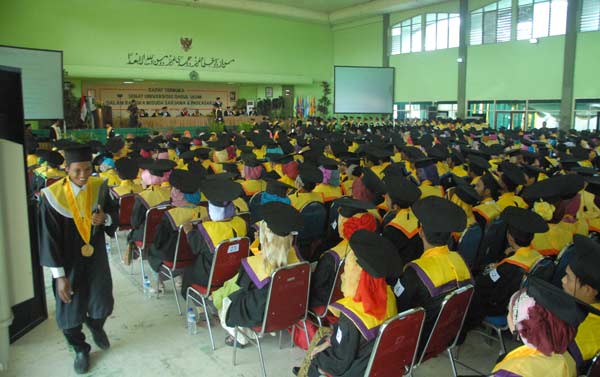 Suasan Wisuda yang digelar Universitas Darul Ulum Jombang, Minggu (11/11). foto: rony suhartomo/BANGSAONLINE