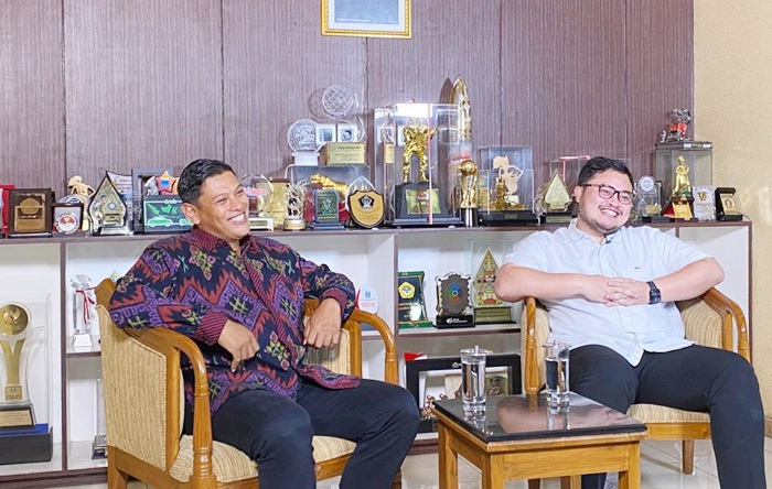Wali Kota Kediri Abdullah Abu Bakar dan Bupati Kediri Hanindhito Himawan Pramana saat berbincang akrab di Balai Kota Kediri. foto: ist.